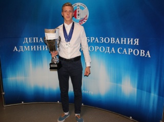 Сидоркин с кубком.JPG